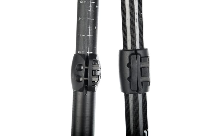 Problem area: It happens - fortunately rarely - that the plastic sleeve is already completely closed (right) before the vario tube is securely clamped. The closure on the left, on the other hand, could even be pulled a few millimetres tighter for retightening. The only remedy is to carefully grind or file away material in the gap until the sleeve can be tightened enough.