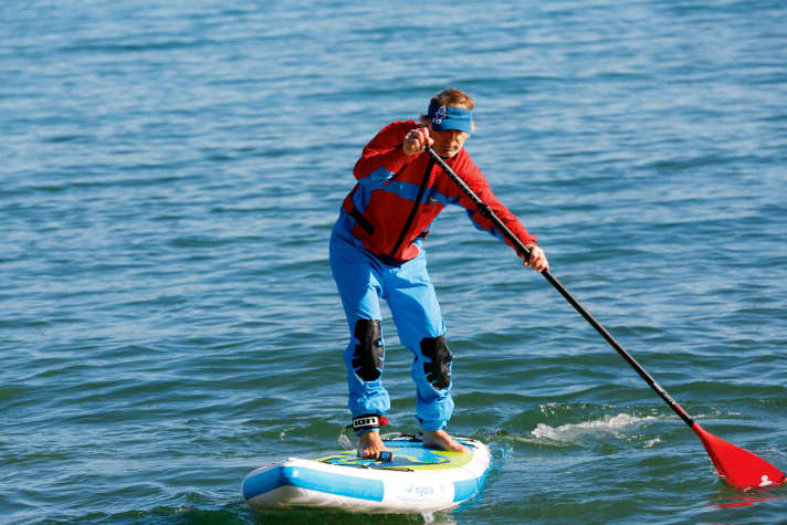 Drehen: Das ist eine Stärke der 11’0”er- bis 11’6”er-Allround-Tourer gegenüber den längeren 12’6”er-Boards. Auf den kürzeren Boards reicht meist ein großer Schritt zurück Richtung Heck mit nur einem Fuß, um schon recht flott ums Eck zu kommen. Das macht Turns spürbar leichter als auf den längeren Brettern. Eine leicht hochgebogene Nase verbessert die Dreheigenschaften ebenfalls, führt aber nicht ganz so gut auf langer Tour, wie wenn die Bugspitze länger im Wasser liegt.