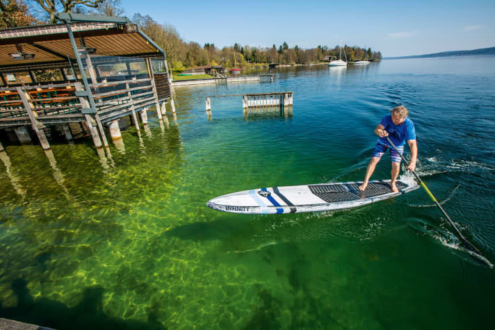SUP session in front of the Tutzinger Nordbad on Lake Starnberg, where mahogany boats usually moor for lunch. Our choice of board: Reasonable.