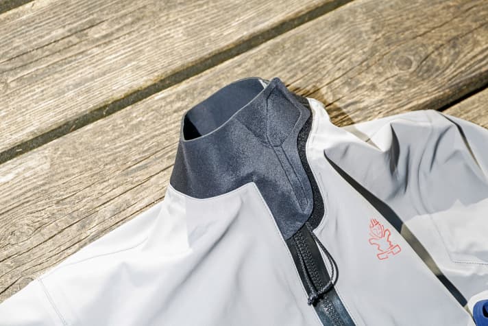Neopren mit Klett: Bereits gute Abdichtung, bei längeren Schwimmeinlagen allerdings längst nicht so dicht wie Kopfmanschetten aus Neopren oder Latex.