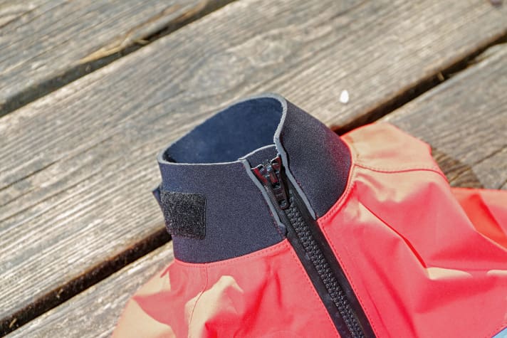 Neoprene without Velcro: The simplest finish at White Water, but with smooth skin on the inside and width adjustment at the back. Perfect for shorter swims, less suitable for long-distance swimmers.