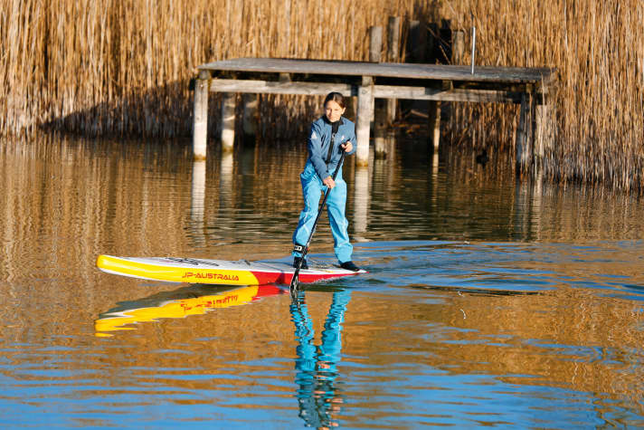 Too light is boring, but that's not the only reason why children love slightly more challenging, wobbly, narrow boards. These 10'6" boards are manoeuvrable and, with a width of 24 to 25 inches, go through the water with much less power than the usual all-round boards for adults with 30 to 33 inches. Most manufacturers now have suitable boards in their range for children and teenagers aged between six and 14, which are also significantly lighter than the adult models. The JP board, for example, weighs just 6.0 kilos - that's "child's play" in the truest sense of the word.