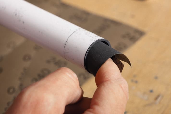 Auch vorsichtig innen, ohne sich dabei Carbonsplitter in die Finger zu ziehen. Wer möchte geht noch mit 600er Schleifpapier hinterher.