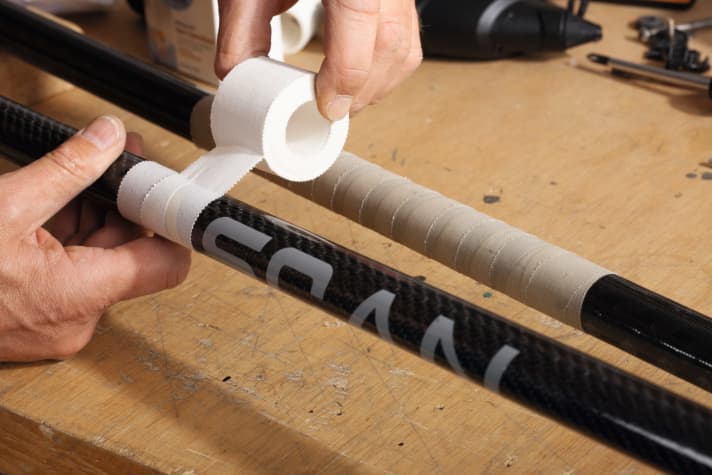 "Leukotape" and similar tapes from the drugstore also stick well; when wet, some adhesive always comes through, so the adhesion is really great - but quite rough and not necessarily suitable for softened office hands. Even after a year of use, our tape was yellowed but still on. Wave surfers know the trick.