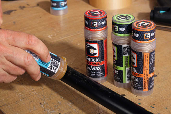oday there is even extra paddle wax for different water temperatures. The grip is bombastic both wet and dry, but the wax also attracts a lot of dirt. Order via <a href="https://www.i-sup.de/" target="_blank" rel="noopener noreferrer nofollow">www.i-sup.de</a>