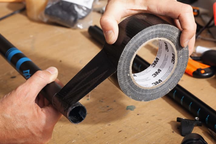 Im ersten Fall kannst du entweder den „Schlitz“ etwas vergrößern, indem du an beiden Backen etwas wegfeilst (<a href="https://www.sup-mag.de/basics/sup-basics-diese-tricks-machen-das-paddeln-leichter" target="_blank" rel="noopener noreferrer nofollow">Tipp in SUP 2017</a> ), dann lässt sich die Klemme enger ziehen. Oder du entfernst die Klemme vorsichtig (siehe Vorseite) und erhöhst mit solidem Gewebetape den Rohrdurchmesser.