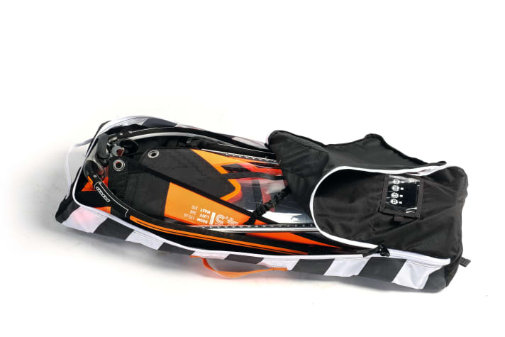 Sails are now available foldable and with a multi-piece mast and additional split boom. This gives the package decent packing dimensions at a total of 8.5 kilos (including bag)