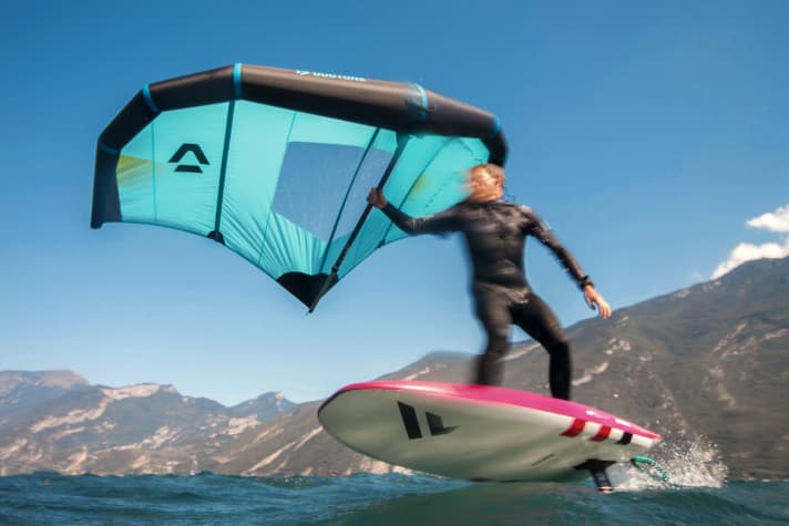 Lässig, wenn man es kann. Die Wings der Marke Duotone werden an einer Art "Gabelbaum" wie beim Windsurfen gehalten.