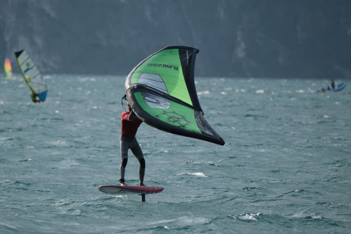 SUP- Tester Nicholas Slijk gibt "Foilgas".