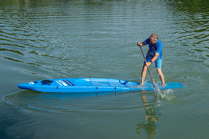 Der Bomber mag die gerade Strecke lieber als die Haarnadelkurve.