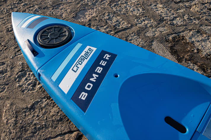 Gesandstrahlt und geflämmt erhält die Serienversion jetzt eine edle, leicht glänzende, strukturierte Oberfläche an Deck.