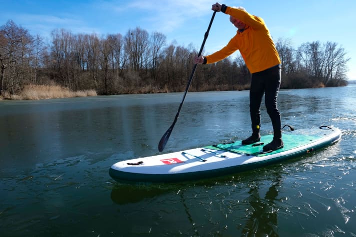 Please don't fall in! In double-digit air temperatures, however, you could survive a 15-minute walk back with this clothing. However, it must not be possible to swim for longer periods!