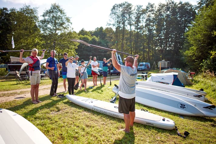 Beginners' workshop: Christoph Krahe demonstrates gymnastics.