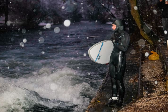 We also tested the women's wetsuits in December and January during long sessions in the four-degree cold Eisbach water - with air temperatures between zero and 10 degrees