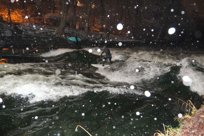 We also tested the women's wetsuits in December and January during long sessions in the four-degree cold Eisbach water - with air temperatures between zero and 10 degrees