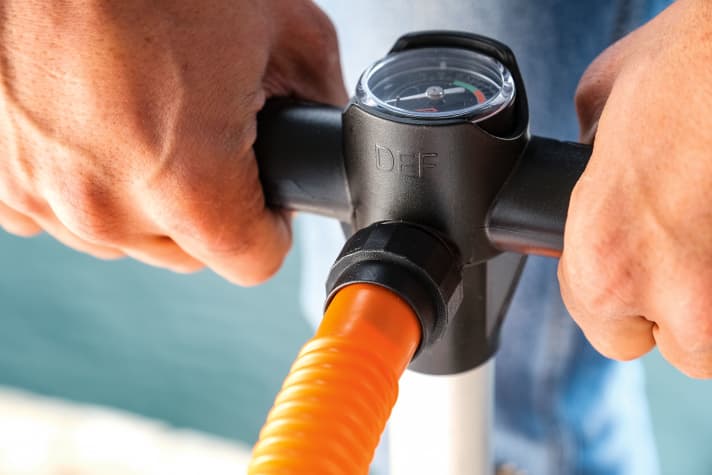 Anschluss zum Absaugen der Luft an „deflate“ oder „DEF“