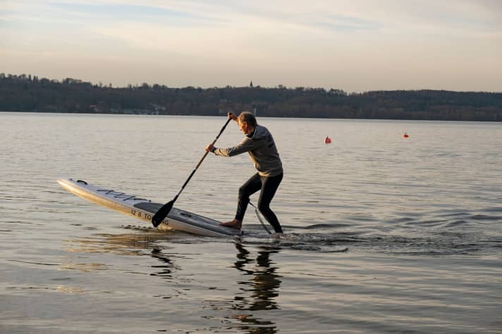 Steif und stabil liegt auch das längere 12'8'' im Wasser.