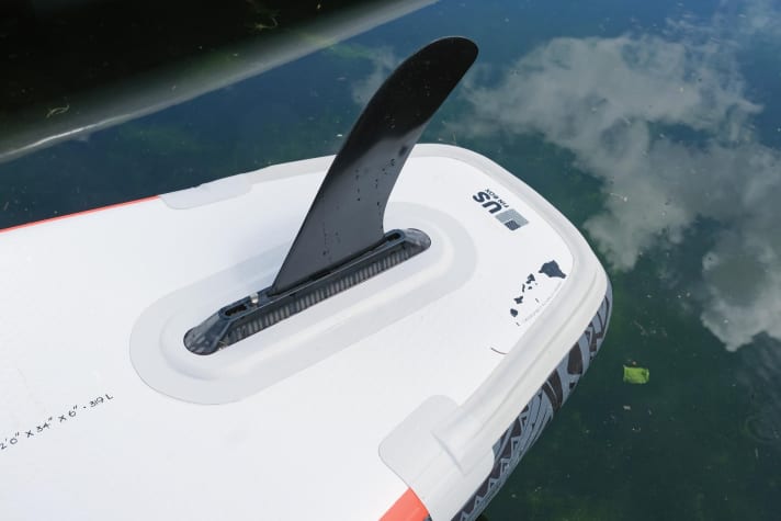 The sharp edge ensures a clean water cut-off.