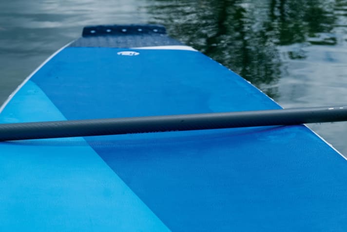 The deflection of the waterline is intended to support the suitability for waves.