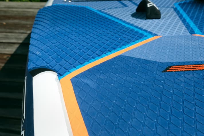 The deck pad is padded on the sides and thus widens the standing area.