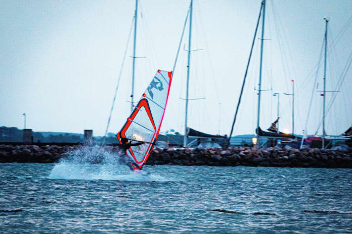 Die zahlreichen Marinas auf den INseln zeigen die Beliebtheit bei Seglern. Hinter den Molen lockt Flachwasser für eine Sundowner Session.