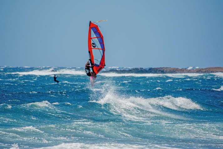 The Wavecamps take place on Tenerife (photo) and in Maceió in Brazil.