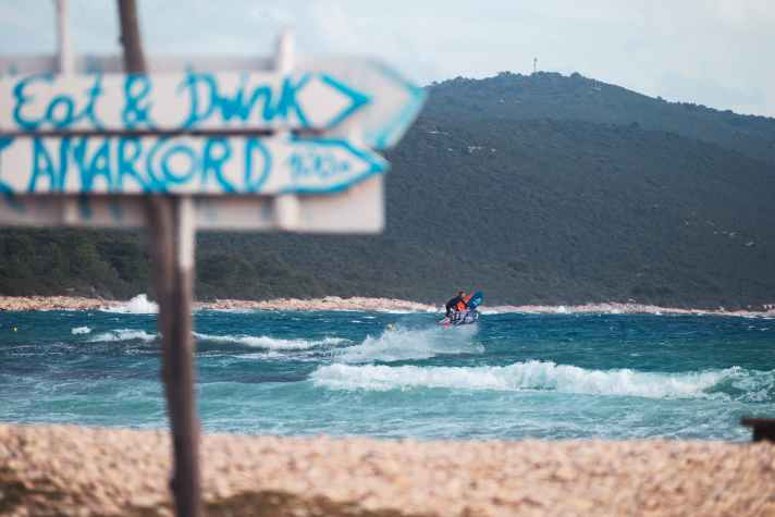 Die Bucht von Sakarun: Im Sommer ein Badeparadies – im Winter, je nach Stärke des „Jugos“, ein wilder Bump & Jump-Spot, an dem sich aber auch schnell eine richtige Brandung aufbaut