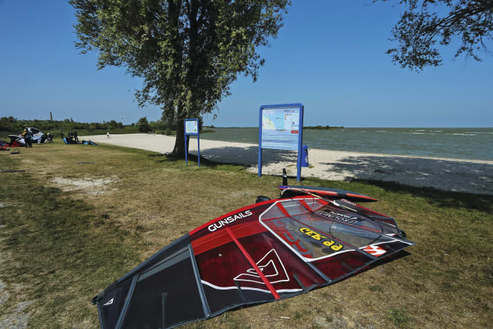 Als Faustregel auf dem Ijsselmeer gilt: Wo die Wellen brechen, ist Vorsicht geboten. In Medemblik reicht der Stehbereich bis 300 Meter vor den Strand.