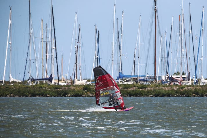 At the harbour entrance to Andijk, you should keep a close eye out for shipping traffic.