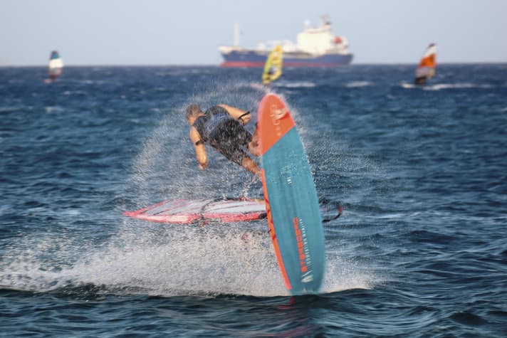 With or without hands: Meiky has mastered almost all of the latest power moves. He stubbornly works on new, crazy rotations, such as the double air culo, until he can do them.