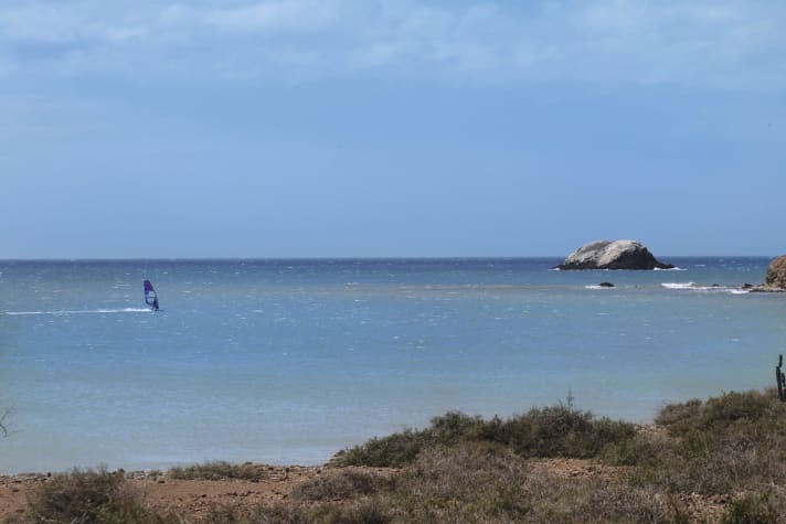 Glattes Wasser durch ablandigen Wind, doch dafür sehr böig. Cabo de la Vela ist zum Windsurfen nur bedingt zu empfehlen.