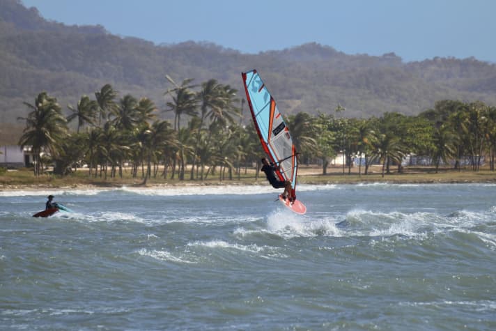 Sideshore, small waves with plenty of distance and smooth water in between - spot reporter Genkel had a lot of fun in "little Jeri".