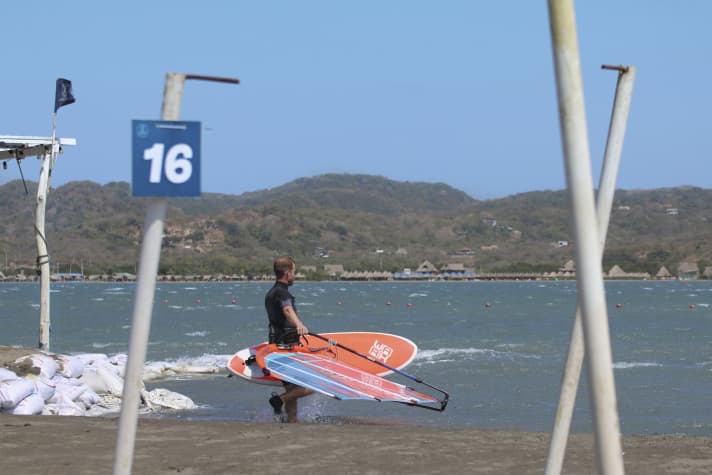 Warmes Wasser, starker Wind und kein Mensch draußen in Puerto Velero.