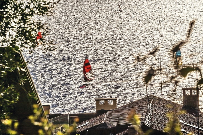 Der Gardasee ist eine Bank, wenn man gutes Wetter 
und Wind im Sommer haben möchte – diese goldene Regel durchbricht der Klimawandel leider immer öfter. Trotzdem bleiben 
die traumhaften Ora-Tage 
in Erinnerung.