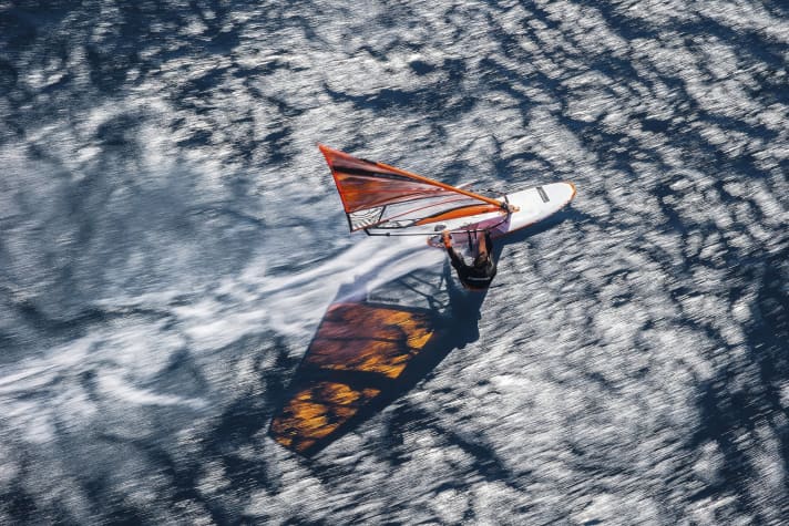 Drohne hin oder her – mit der Spiegelreflexkamera aus dem Helikopter kann John noch einmal in ganz andere Dimensionen vorstoßen.