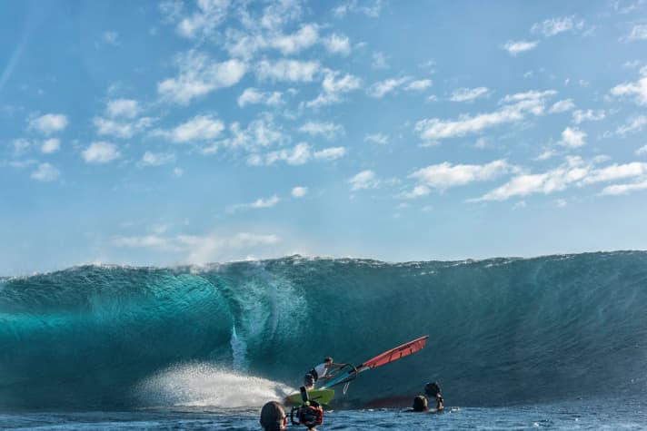 Wenn Ricardo eine Welle am Spot Cloudbreak auf Fidschi abreitet, haben die Kameraleute die Garantie für Top-Bilder.