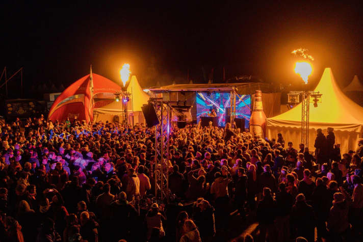 Lina's performances as a DJ at the surf festival have already achieved cult status.