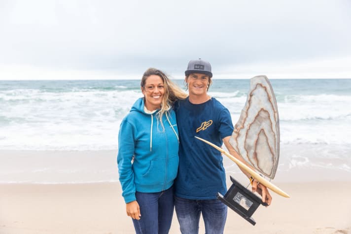 Proud supporter on the beach: Yentel with friend Steffi