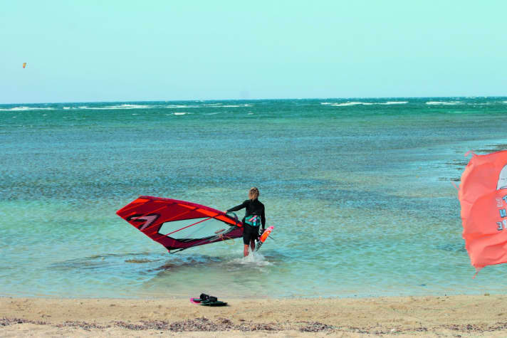The almost one hundred metre wide standing area including mirror-smooth water at the main spot. The waves break on the outer reef in the background.
