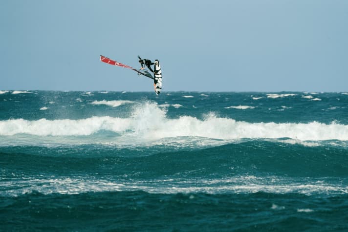 Sloping onshore wind and a large selection of jump ramps in Encuentro.