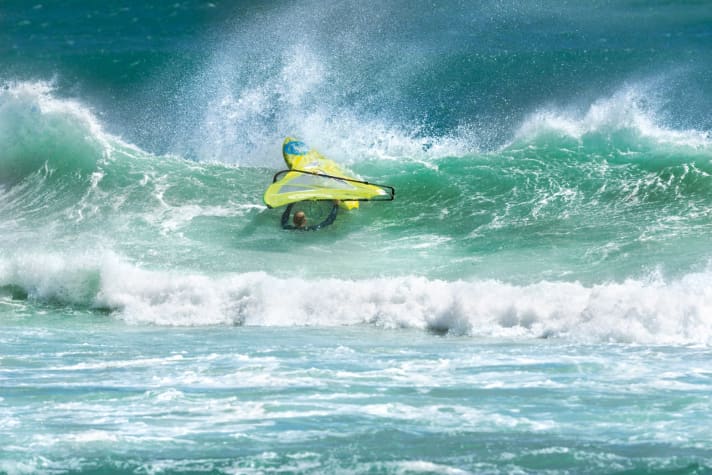 Peter Garzke is in the water start position. This allows him to hold on to the material after the fall and cross the wave.