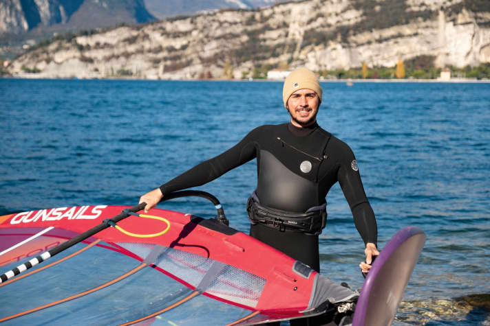 Hat gut lachen: surf-Tester Nicholas Slijk mit einer am Ende um mindestens vier km/h schnelleren Kombi aus Race-Slalomboard und Freeracesegel.