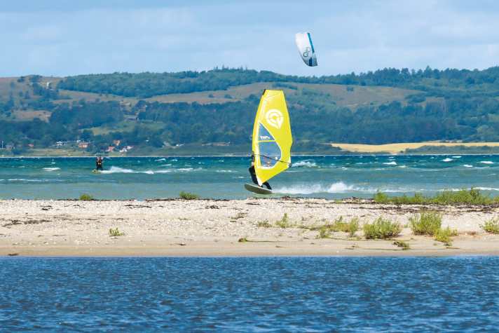 Kleine Rampen auf der Sandbank, flaches Wasser dahinter – Ahl ist malerisch und an guten Tagen auch stärker frequentiert.