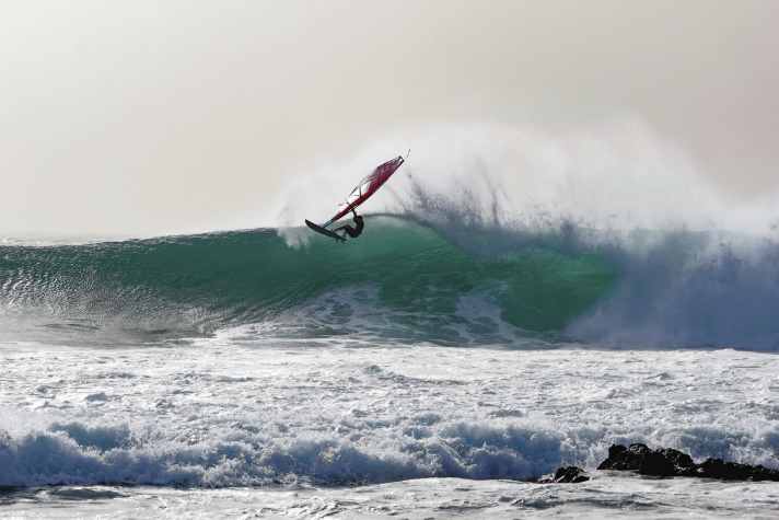 Going to the lip in powerful waves like these (in front of the rocks) requires a lot of experience, the right technique and a pinch of guts.