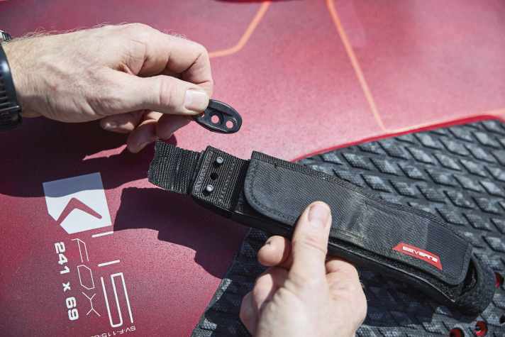 The width of the strap can be changed by turning the plate at the screw connections.