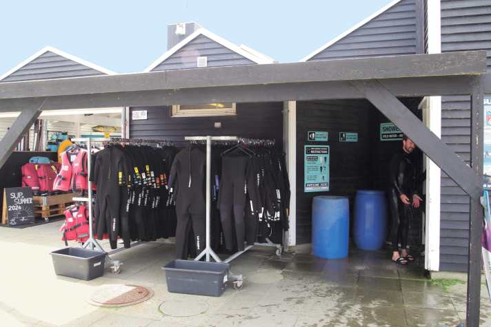 Eine gute Surfstation, wie hier in Hvide Sande, verfügt über eine gute Infrastruktur sowie genügend Material.