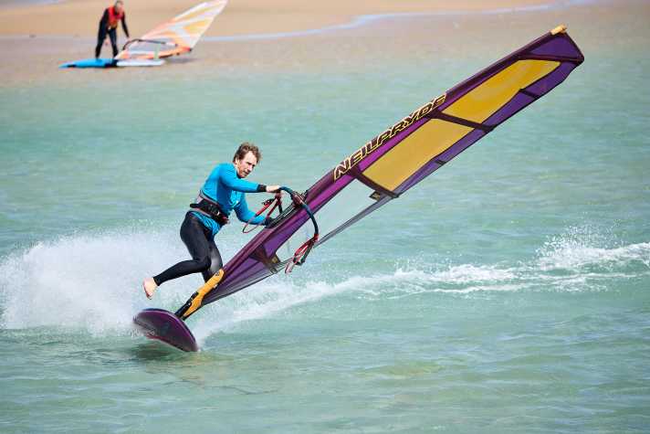 Gliding on the edge without loops requires a certain board feel.