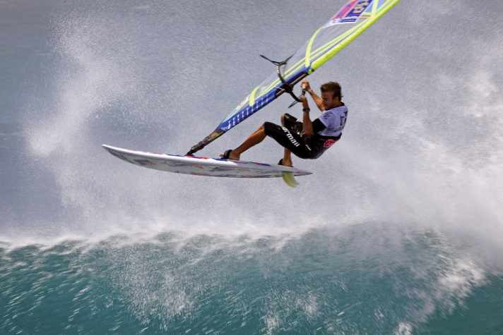 More compact, more manoeuvrable, more fluid - the trend towards multi-fin waveboards really took off with this twinser (two fins of the same size).