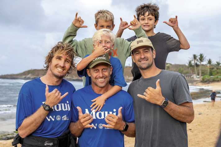 Who has such cool dads? Robby Swift (centre) with his boys and friend Marcilio Browne (right) with son during the Aloha Classic 2025 on Ho'okipa beach. On the left: Morgan Noireaux.