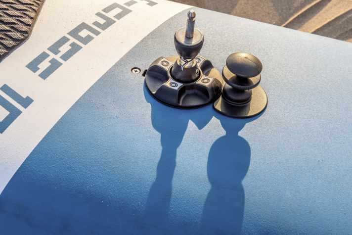 The nose bumper from Unifiber is screwed into the mast track and deflects the rig. Shortcoming: It sits where the feet should be when tacking.